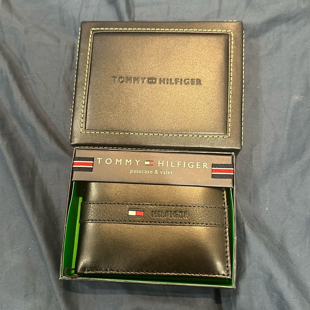 Tommy Hilfiger Men's Classic Leather Passcase Wallet with RFID Protection